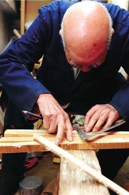 百歲巧手傳溫情，千把馬扎贈鄰里——老木匠的工匠精神與社區情誼